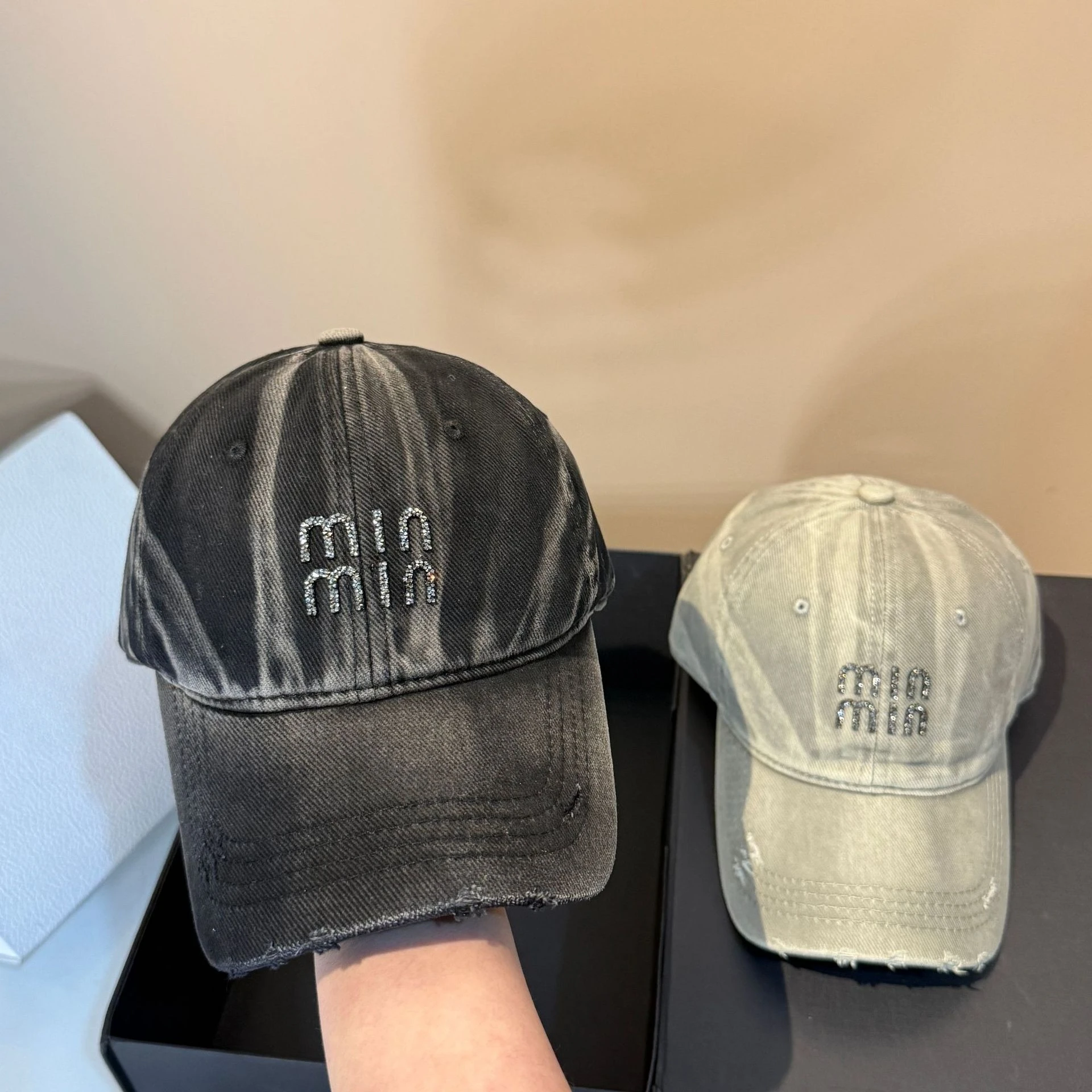 2026 New Korean Style Rhinestone Washed Cotton Baseball Caps, Outdoor Versatile Gradient Distressed Duckbill Hats for Women
2026 New Korean Style Rhinestone Washed Cotton Baseball Caps, Outdoor Versatile Gradient Distressed Duckbill Hats for Women