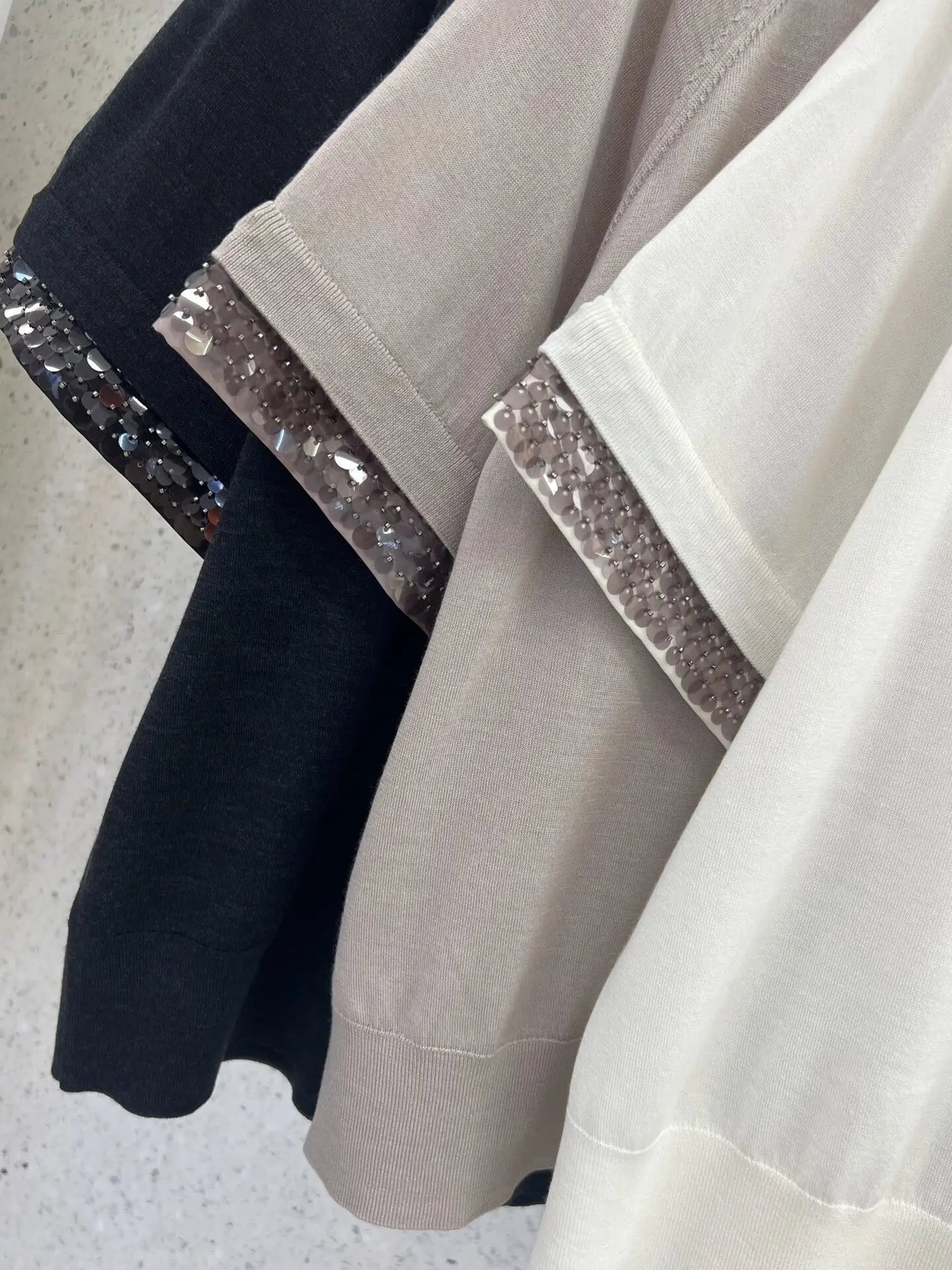 2026 Spring/Summer New Arrival: Women's Crew-Neck Short-Sleeve Silk-Wool Knit Top — Stylish, Versatile, and Casual
2026 Spring/Summer New Arrival: Women's Crew-Neck Short-Sleeve Silk-Wool Knit Top — Stylish, Versatile, and Casual