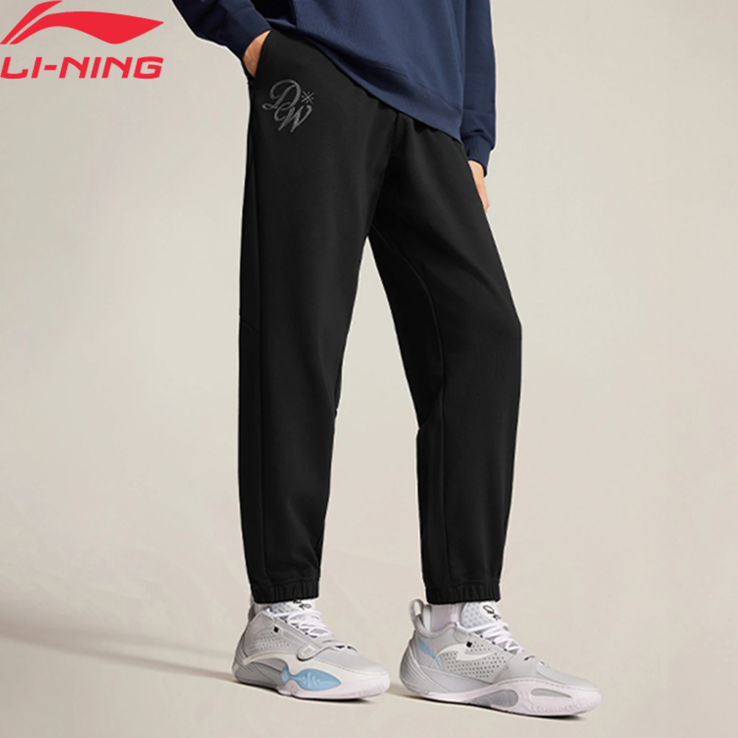 Мужские брюки WADE Li-Ning, свободный крой, 84% хлопок, 16% полиэстер, SORONA, удобные спортивные штаны с карманами на молнии и подкладкой AKLW005
Мужские брюки WADE Li-Ning, свободный крой, 84% хлопок, 16% полиэстер, SORONA, удобные спортивные штаны с карманами на молнии и подкладкой AKLW005