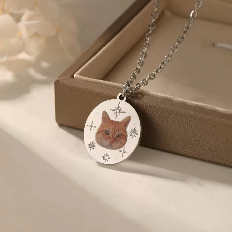 Customized Color Printed Pet Photo Necklace, Star Sun Decoration, Fashionable Collarbone Chain, Birthday Gift, Christmas Gift
Customized Color Printed Pet Photo Necklace, Star Sun Decoration, Fashionable Collarbone Chain, Birthday Gift, Christmas Gift