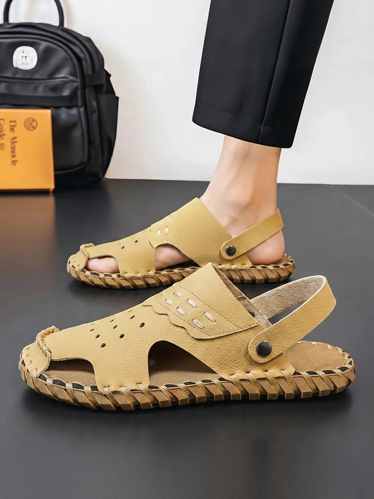 Men's Trendy Casual Summer Outdoor Beach Wear Hole Hole Leather Sandals Roman Slippers Two Use Driving Shoes Waterproof
Men's Trendy Casual Summer Outdoor Beach Wear Hole Hole Leather Sandals Roman Slippers Two Use Driving Shoes Waterproof