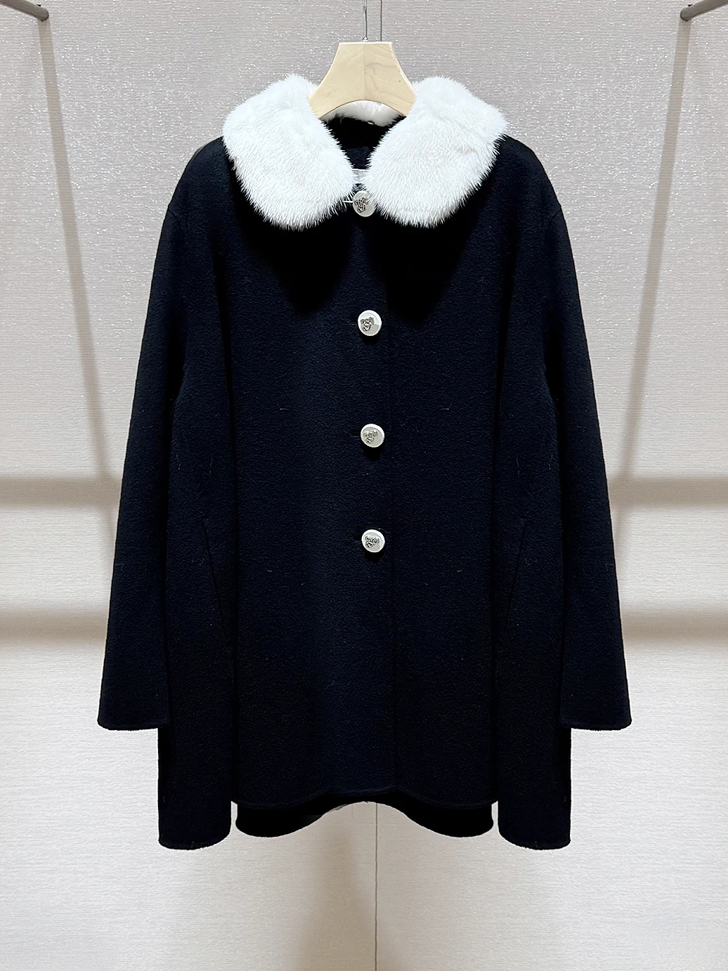 Ele Bla шерстяное пальто с кукольным воротником свободного покроя, осеннее новое поступление, женственное пальто на пуговицах, холодный тон
Ele Bla шерстяное пальто с кукольным воротником свободного покроя, осеннее новое поступление, женственное пальто на пуговицах, холодный тон