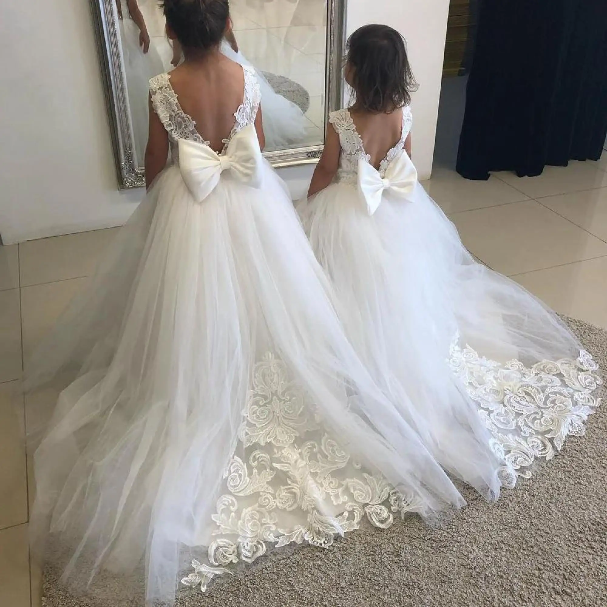 Белые платья для девочек-цветочниц цвета слоновой кости с цветочной кружевной аппликацией и круглым вырезом без рукавов Платье принцессы с бантом из тюля и шлейфом Маленькие свадебные платья
Белые платья для девочек-цветочниц цвета слоновой кости с цветочной кружевной аппликацией и круглым вырезом без рукавов Платье принцессы с бантом из тюля и шлейфом Маленькие свадебные платья