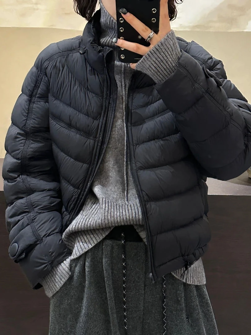 Корейский дизайн, легкая женская зимняя куртка с воротником-стойкой, утепленная хлопком, новая модная тонкая теплая куртка с ребристой отделкой.
Корейский дизайн, легкая женская зимняя куртка с воротником-стойкой, утепленная хлопком, новая модная тонкая теплая куртка с ребристой отделкой.