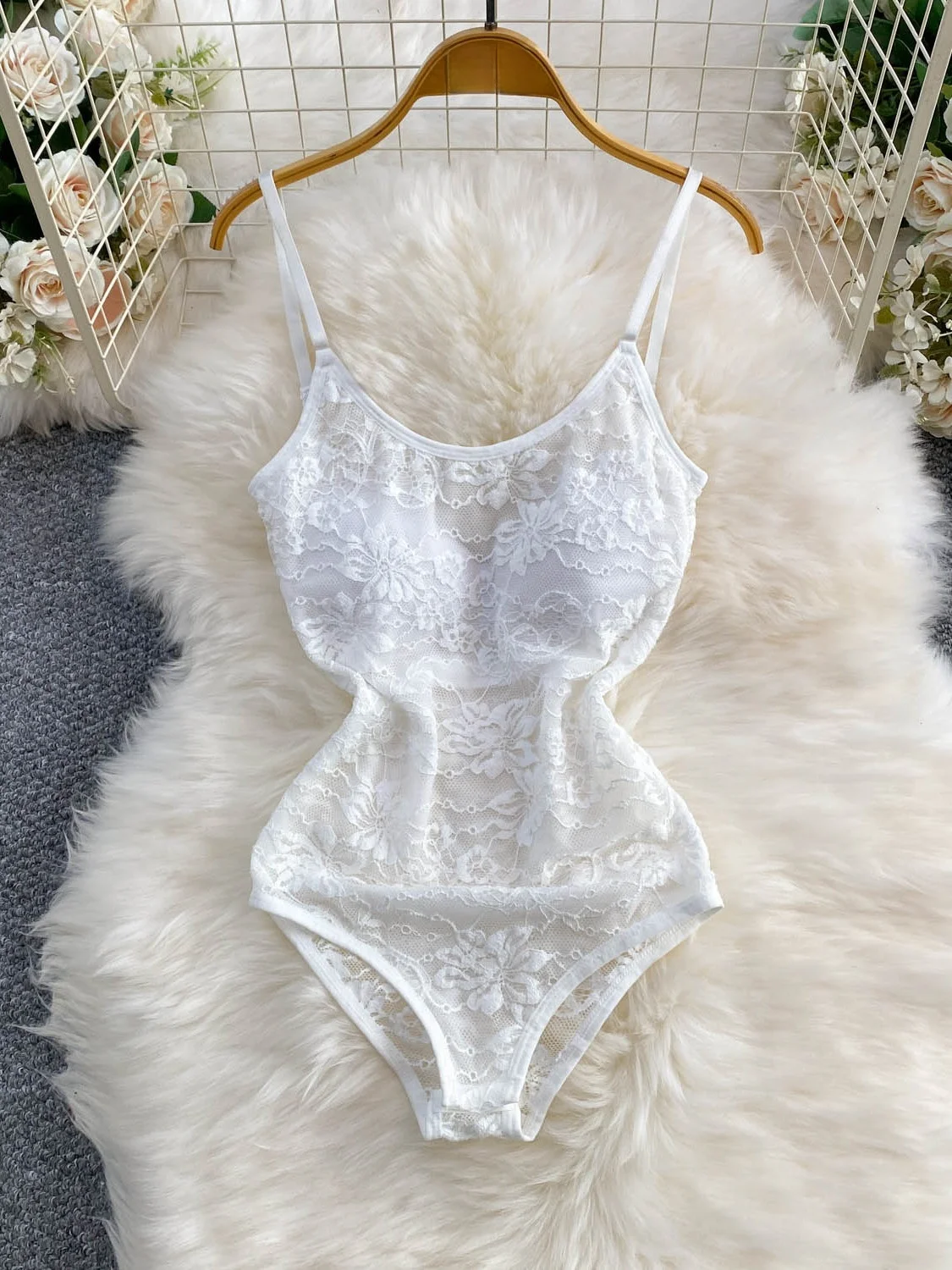 Сексуальное кружевное прозрачное платье-бюстье с U-образным вырезом и подкладкой, женское облегающее соблазнительное белье для сна, базовая рубашка, шорты с высокой талией
Сексуальное кружевное прозрачное платье-бюстье с U-образным вырезом и подкладкой, женское облегающее соблазнительное белье для сна, базовая рубашка, шорты с высокой талией