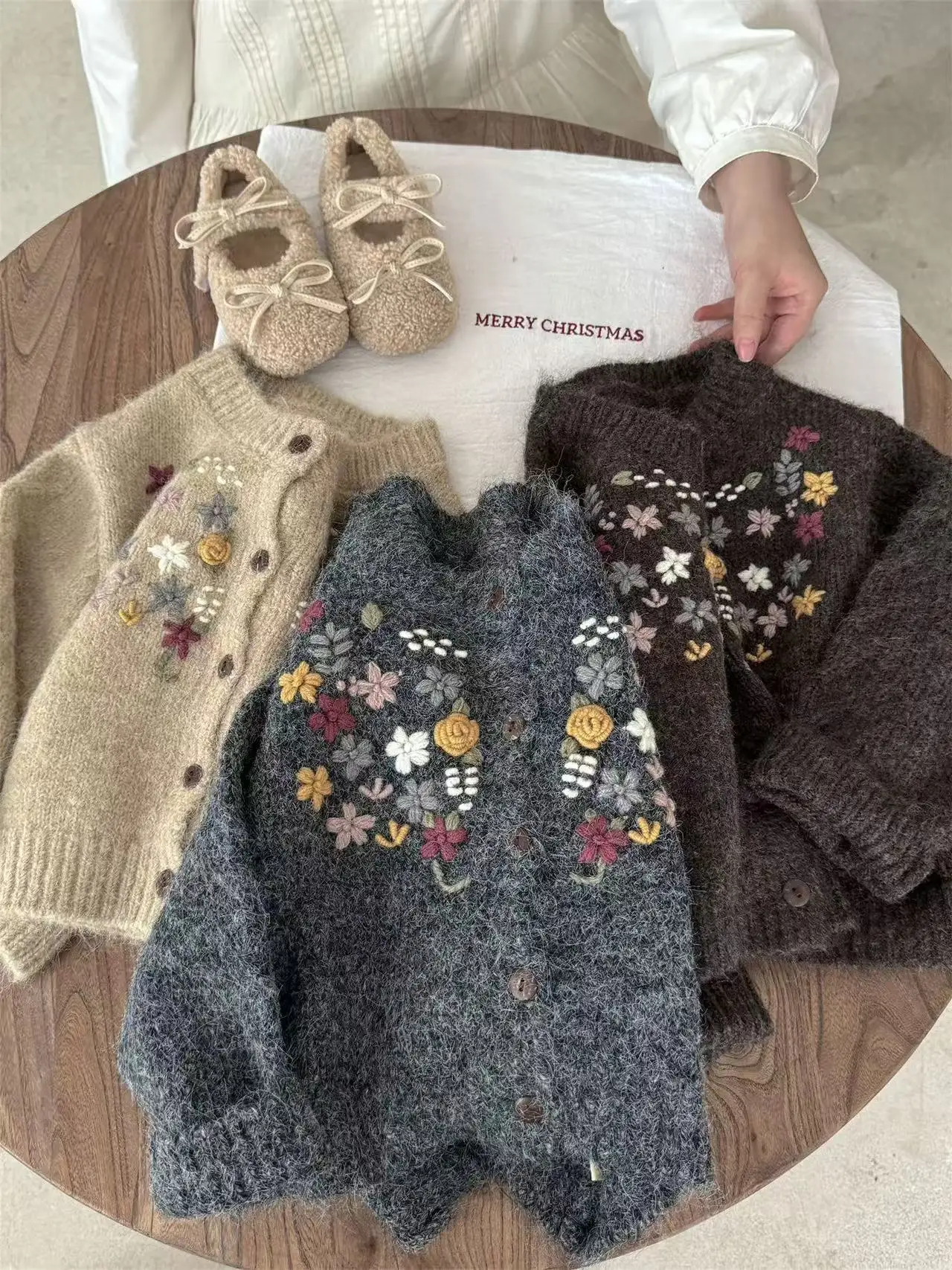 Autumn and Winter New Korean Style Hand Embroidered Girls Sweater Cardigan 90-150cm 
Autumn and Winter New Korean Style Hand Embroidered Girls Sweater Cardigan 90-150cm