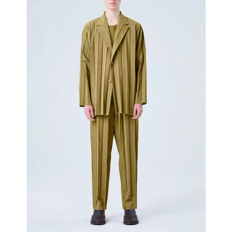 Новый плиссированный мужской повседневный костюм Miyake, куртка с длинными рукавами и лацканами, пальто, эластичный эластичный пояс, прямые брюки без морщин
Новый плиссированный мужской повседневный костюм Miyake, куртка с длинными рукавами и лацканами, пальто, эластичный эластичный пояс, прямые брюки без морщин