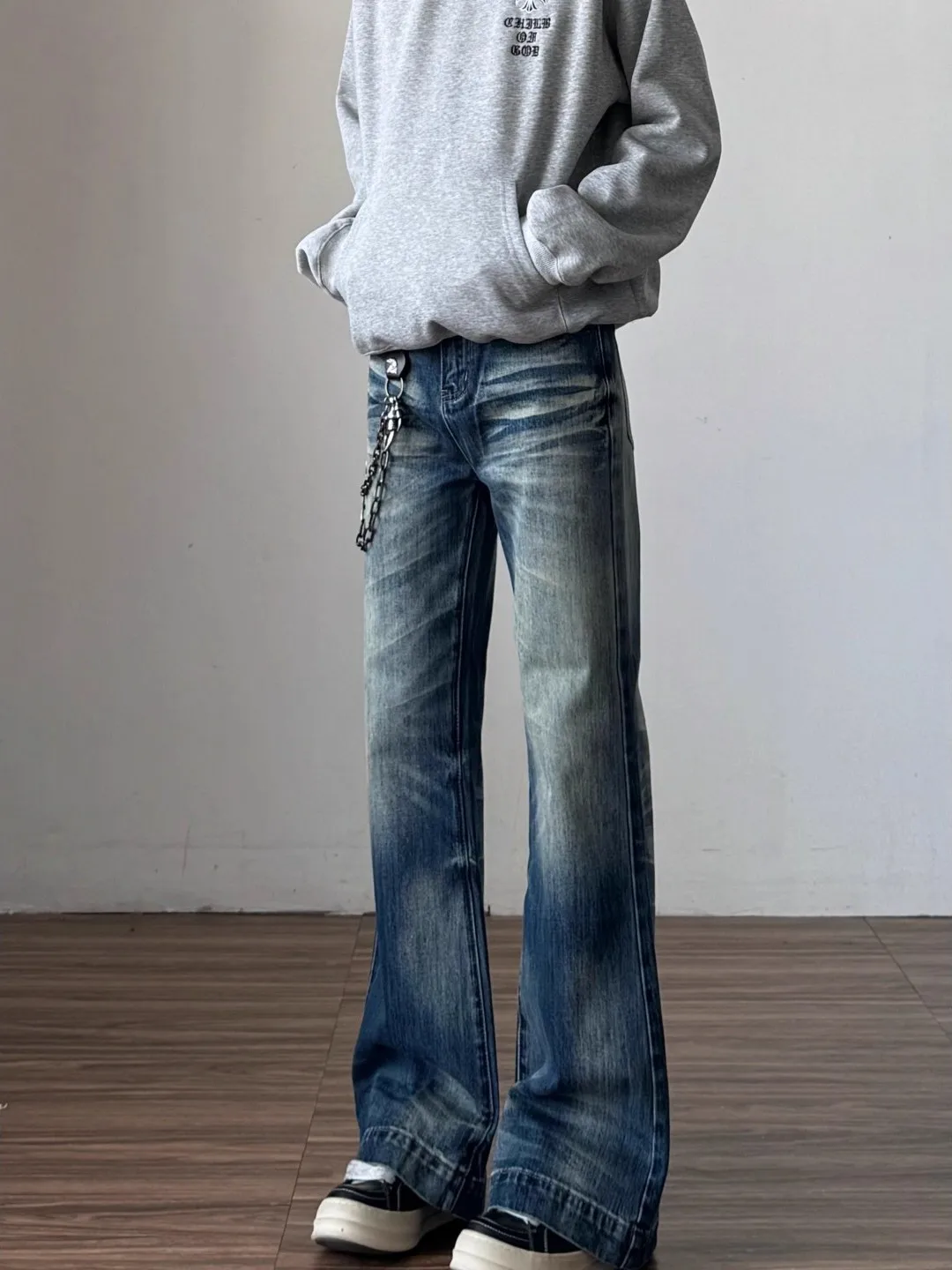 Мужские джинсы с синей талией в стиле ретро, длинные брюки с прямыми штанинами, расклешенные микро-расклешенные брюки, драпировка в стиле High Street, коготь дракона
Мужские джинсы с синей талией в стиле ретро, длинные брюки с прямыми штанинами, расклешенные микро-расклешенные брюки, драпировка в стиле High Street, коготь дракона