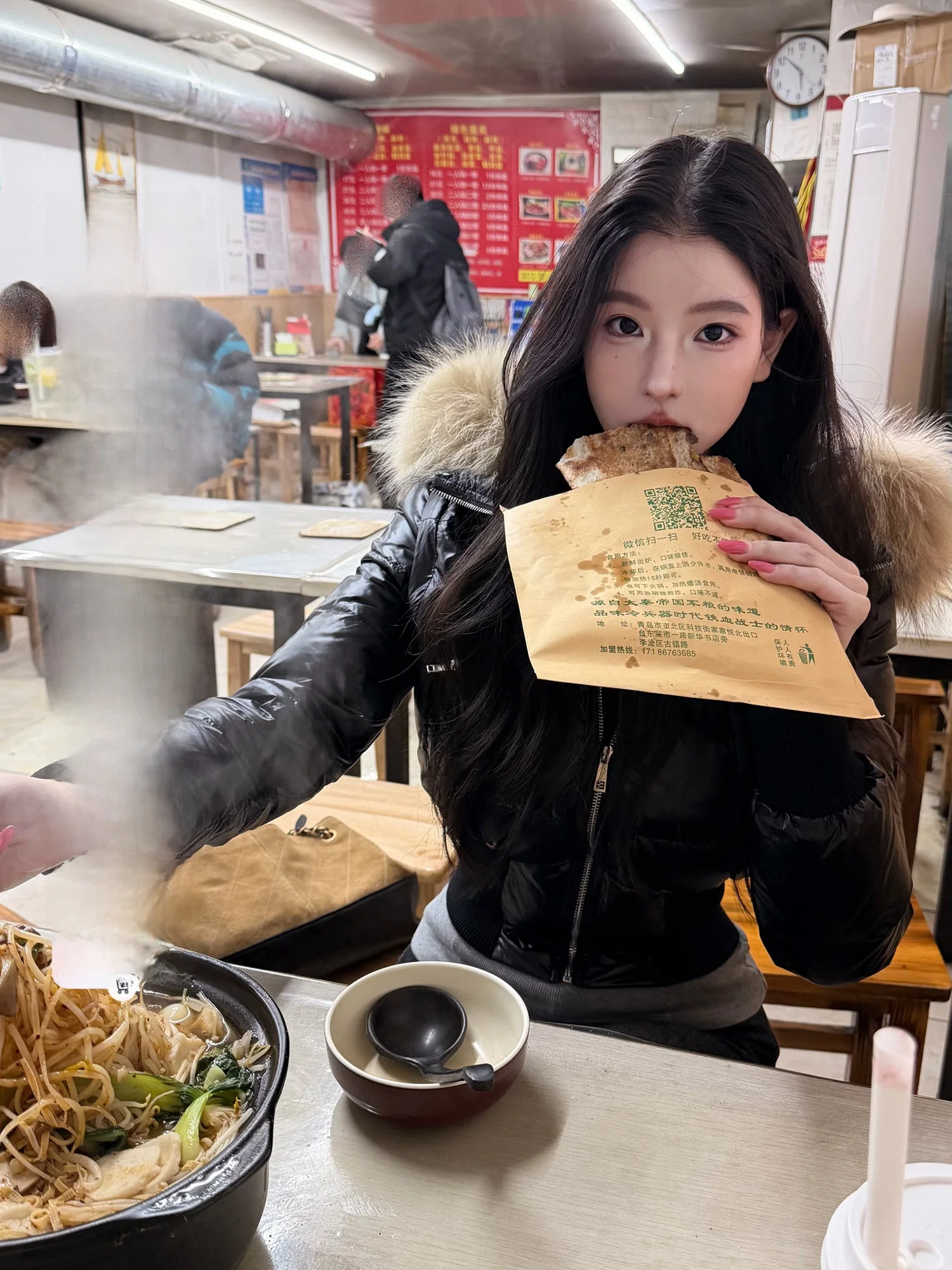 Укороченная приталенная куртка-пуховик белого цвета с капюшоном и воротником из кроличьего меха для молодых женщин: повседневная, теплая, короткая.
Укороченная приталенная куртка-пуховик белого цвета с капюшоном и воротником из кроличьего меха для молодых женщин: повседневная, теплая, короткая.