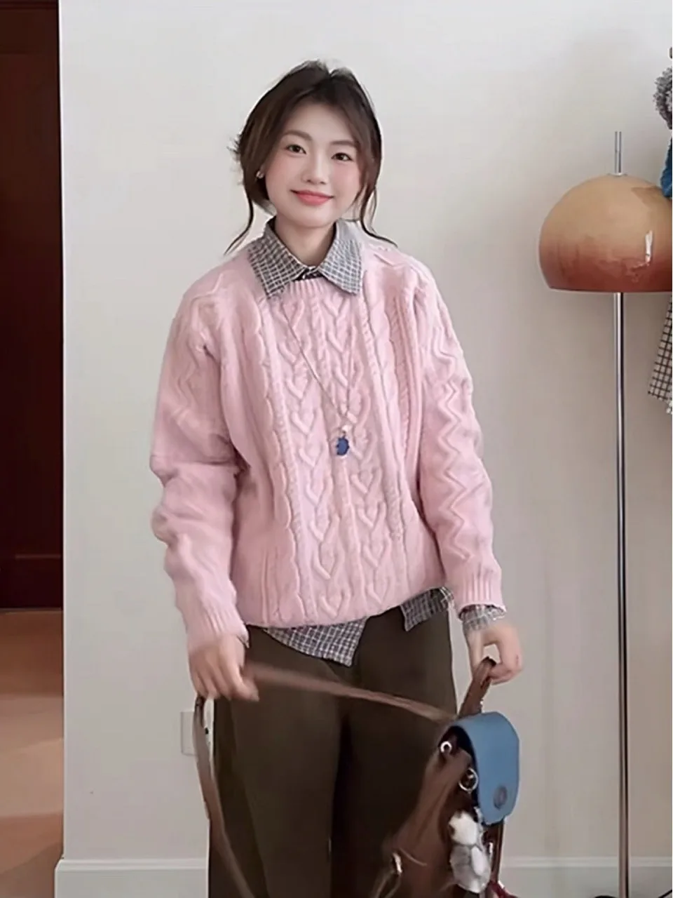 Розовый вязаный длинный свитер свека, женский осенне-зимний новый уютный крой, базовый слой, топ, свободный крой, мягкий трикотаж
Розовый вязаный длинный свитер свека, женский осенне-зимний новый уютный крой, базовый слой, топ, свободный крой, мягкий трикотаж