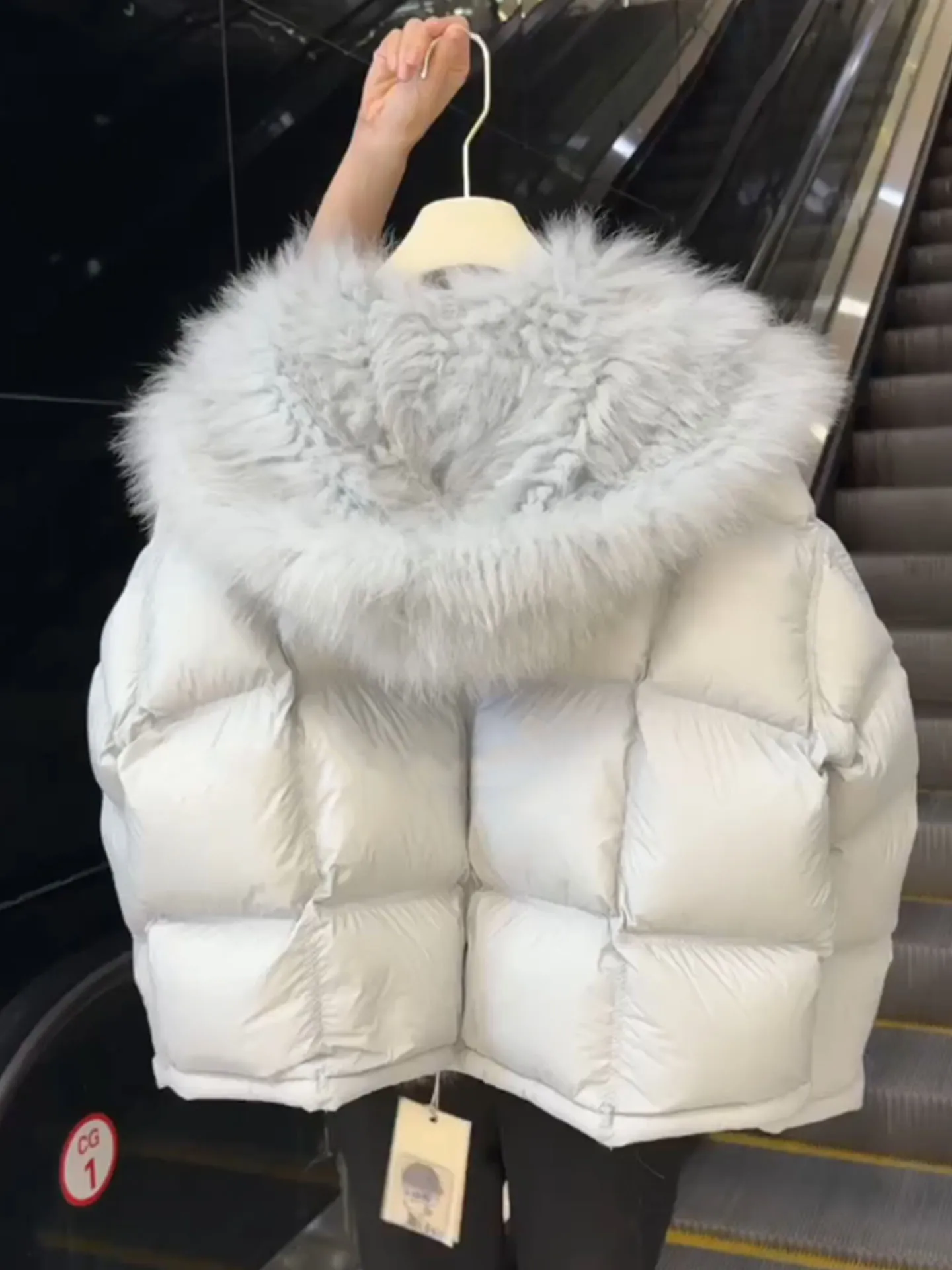 Korean Sle Women's ort Puffer Jaet Thiened Bread Sle Coat Large Fur Collar Warm Winter Outerwear Casual High Waist
Korean Sle Women's ort Puffer Jaet Thiened Bread Sle Coat Large Fur Collar Warm Winter Outerwear Casual High Waist