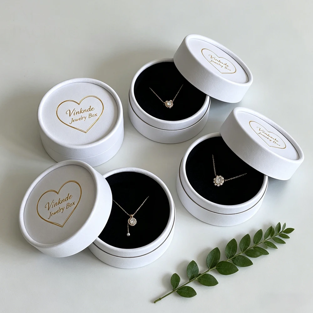 Personalized Logo 10x5cm Round Jewelry Box Ring Earring Necklace Studs Jewellery Key Coin Gift Boutique Packaging Organizer Case
Personalized Logo 10x5cm Round Jewelry Box Ring Earring Necklace Studs Jewellery Key Coin Gift Boutique Packaging Organizer Case