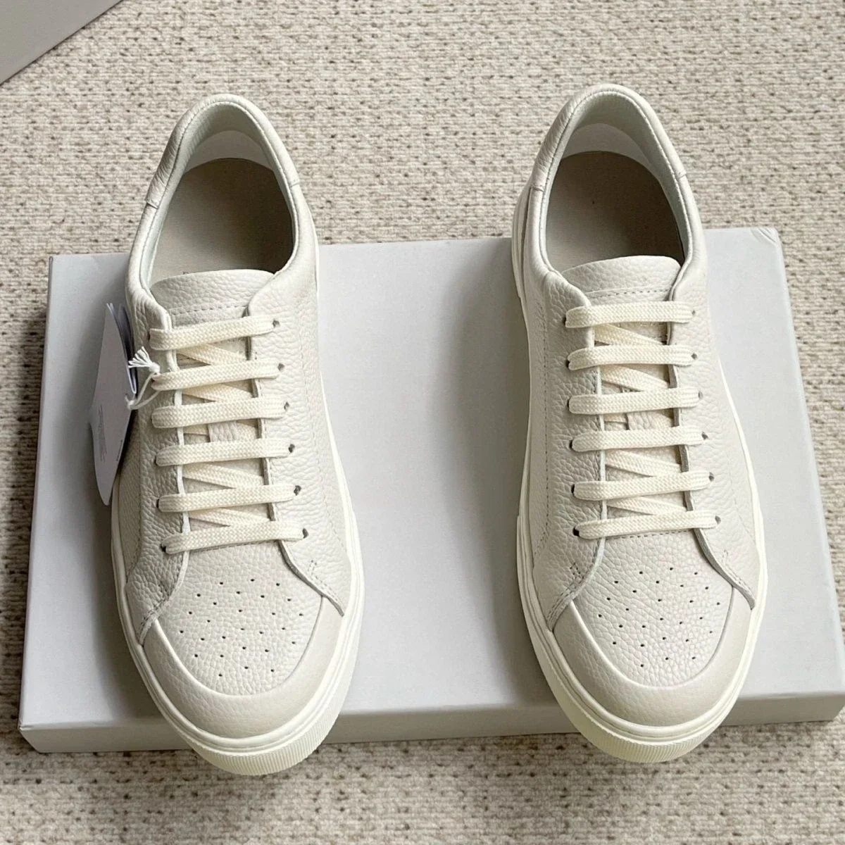 26ss new lightweight men's casual shoes, breathable and ultra light, fashionable and versatile sports shoes
26ss new lightweight men's casual shoes, breathable and ultra light, fashionable and versatile sports shoes
