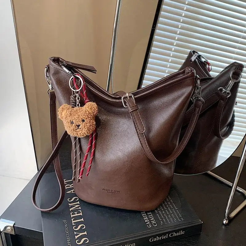 New Retro Bucket Bag Women's Shoulder Messenger Bag Simple Fashion Foreign Style Commuting
New Retro Bucket Bag Women's Shoulder Messenger Bag Simple Fashion Foreign Style Commuting
