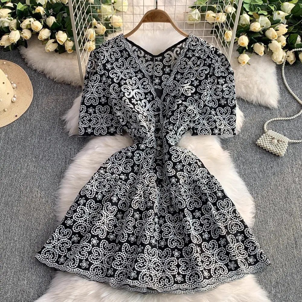 Черное платье с цветочной вышивкой, женское винтажное элегантное платье с v-образным вырезом, женская уличная одежда, вечерние платья, облегающее шикарное платье
Черное платье с цветочной вышивкой, женское винтажное элегантное платье с v-образным вырезом, женская уличная одежда, вечерние платья, облегающее шикарное платье