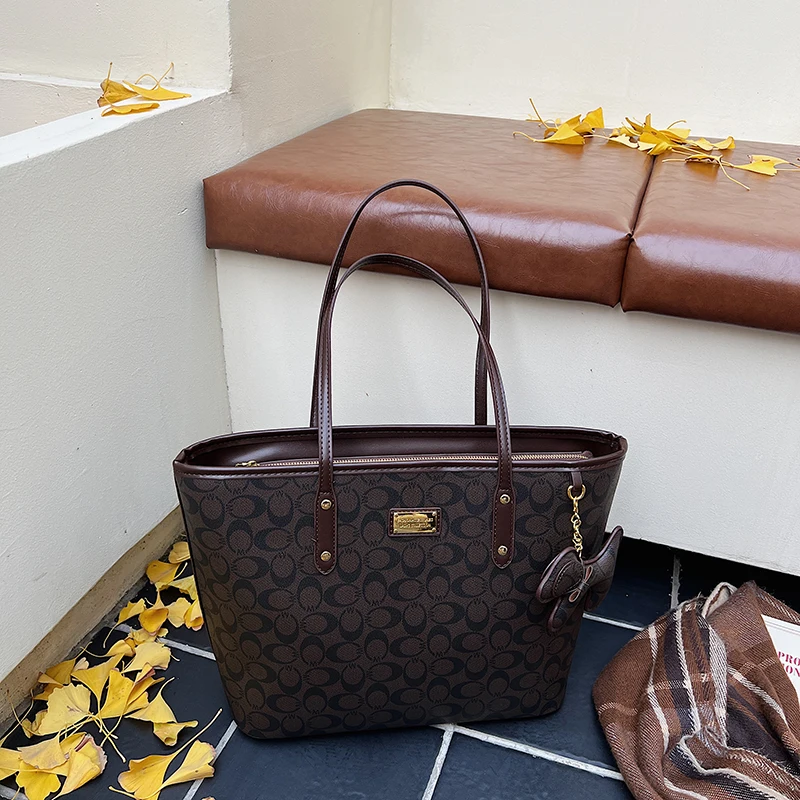 Ladies Fashion Messenger Bag, Lightweight Leather Crossbody, Luxury Brand, Classic Popular Aesthetic
Ladies Fashion Messenger Bag, Lightweight Leather Crossbody, Luxury Brand, Classic Popular Aesthetic