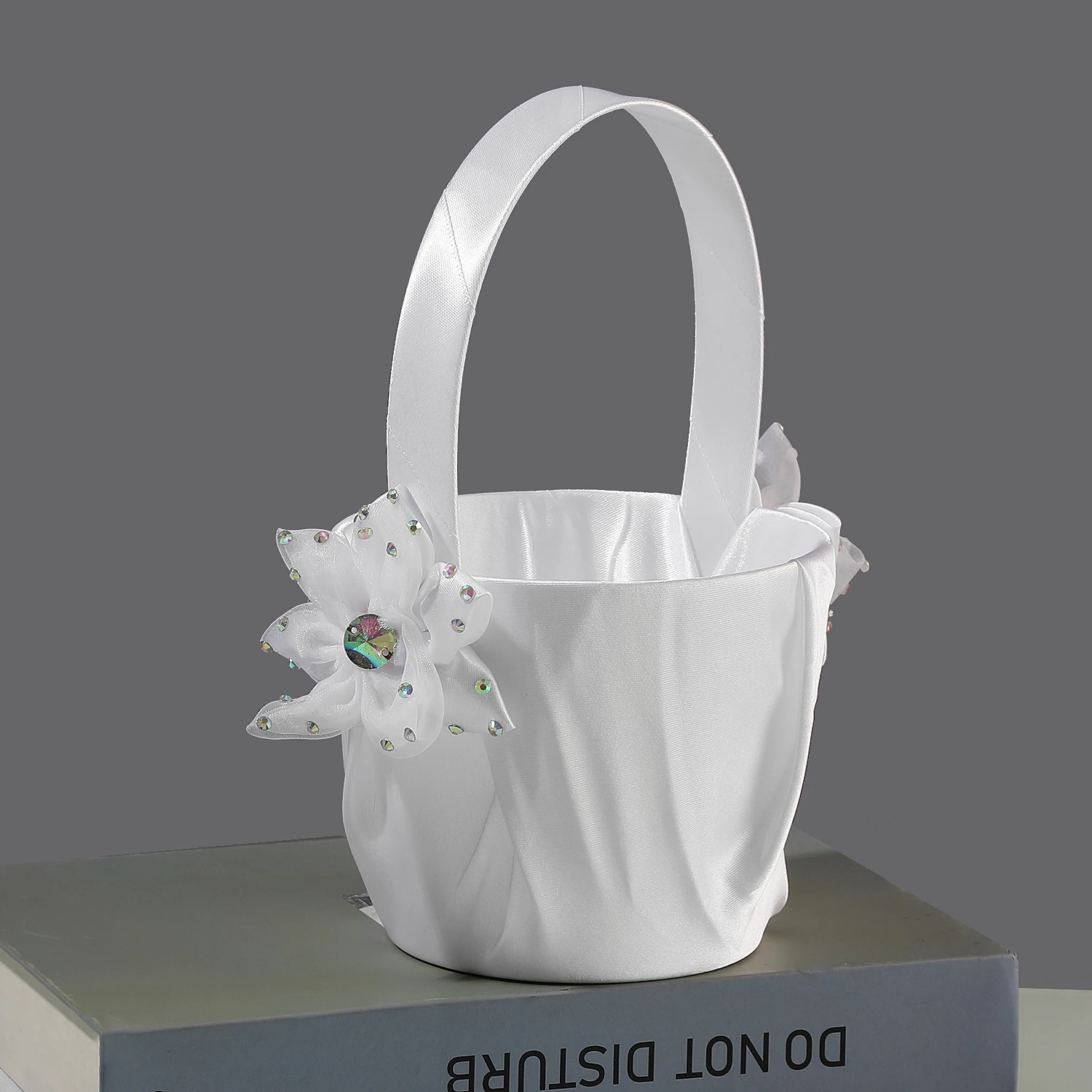 Wedding flower girl basket, with brilliant petal decorations, a beautiful and romantic flower basket
Wedding flower girl basket, with brilliant petal decorations, a beautiful and romantic flower basket