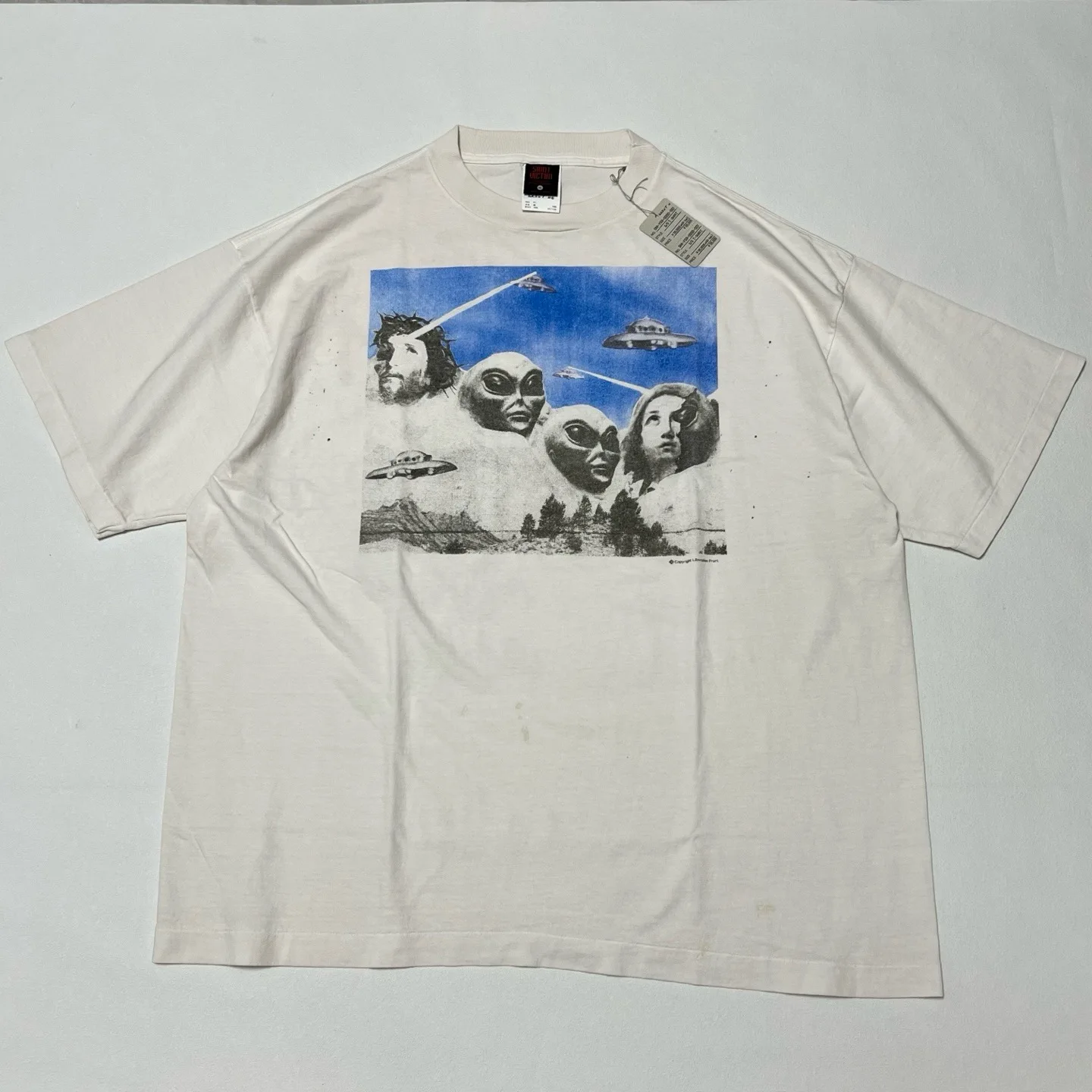 Saint Mxxxxxx Collaborative New SW Alien Crisis Print round Ne ort Sve Waed Vintage T-irt Youth Trendy Casual Top
Saint Mxxxxxx Collaborative New SW Alien Crisis Print round Ne ort Sve Waed Vintage T-irt Youth Trendy Casual Top