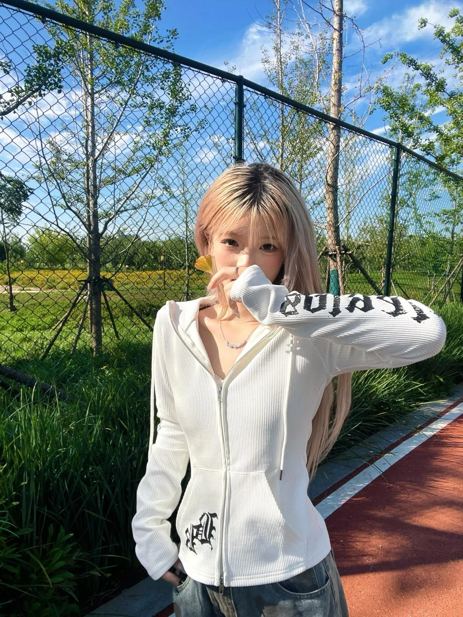 Белая женская толстовка на молнии с капюшоном для ранней осени, облегающая, в стиле Sweet & Spicy Girl, повседневная, универсальная, с буквенным принтом, уличный стиль
Белая женская толстовка на молнии с капюшоном для ранней осени, облегающая, в стиле Sweet & Spicy Girl, повседневная, универсальная, с буквенным принтом, уличный стиль