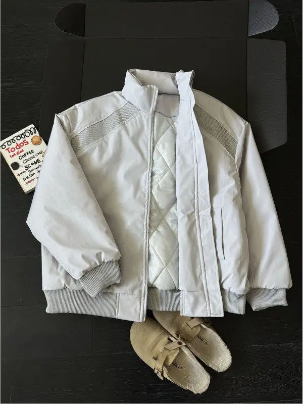 Повседневная хлопковая куртка Cleanfit: теплая, с воротником-стойкой, в американском стиле, бейсбольная куртка из утолщенного полиэфирного волокна, молодежная модная модель
Повседневная хлопковая куртка Cleanfit: теплая, с воротником-стойкой, в американском стиле, бейсбольная куртка из утолщенного полиэфирного волокна, молодежная модная модель