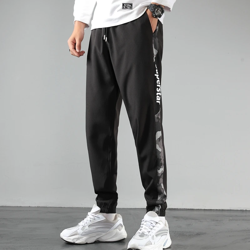 Мужские спортивные брюки на шнуровке, повседневные джоггеры свободного кроя из камуфляжной текстурной ткани, дышащие спортивные штаны с надписью для весны и лета 
Мужские спортивные брюки на шнуровке, повседневные джоггеры свободного кроя из камуфляжной текстурной ткани, дышащие спортивные штаны с надписью для весны и лета