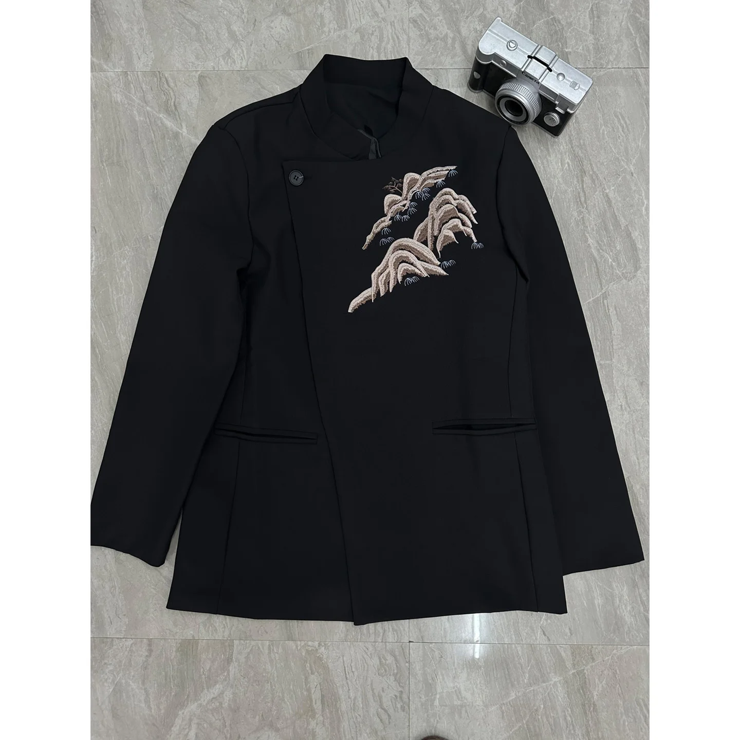 New Chinese Sle Embroidered Casual Suit Jaet Men's Stand Collar Bla Faionable Outerwear Youth ular Summer Coat
New Chinese Sle Embroidered Casual Suit Jaet Men's Stand Collar Bla Faionable Outerwear Youth ular Summer Coat