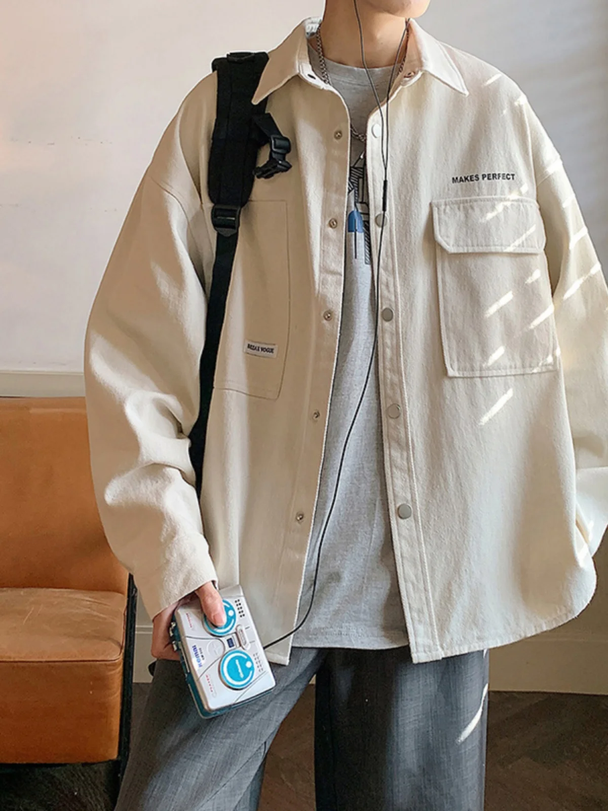 Мужская джинсовая куртка в стиле ретро из Гонконга, повседневная рабочая одежда, модная универсальная верхняя одежда на весну и осень, с длинными рукавами, из полиэстера
Мужская джинсовая куртка в стиле ретро из Гонконга, повседневная рабочая одежда, модная универсальная верхняя одежда на весну и осень, с длинными рукавами, из полиэстера