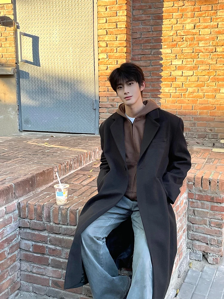 Briti Sle Men's Over-Knee Woolen Coat Autumn Winter Korean Sle Faionable Warm Long Sve Single Button Closure Coat
Briti Sle Men's Over-Knee Woolen Coat Autumn Winter Korean Sle Faionable Warm Long Sve Single Button Closure Coat