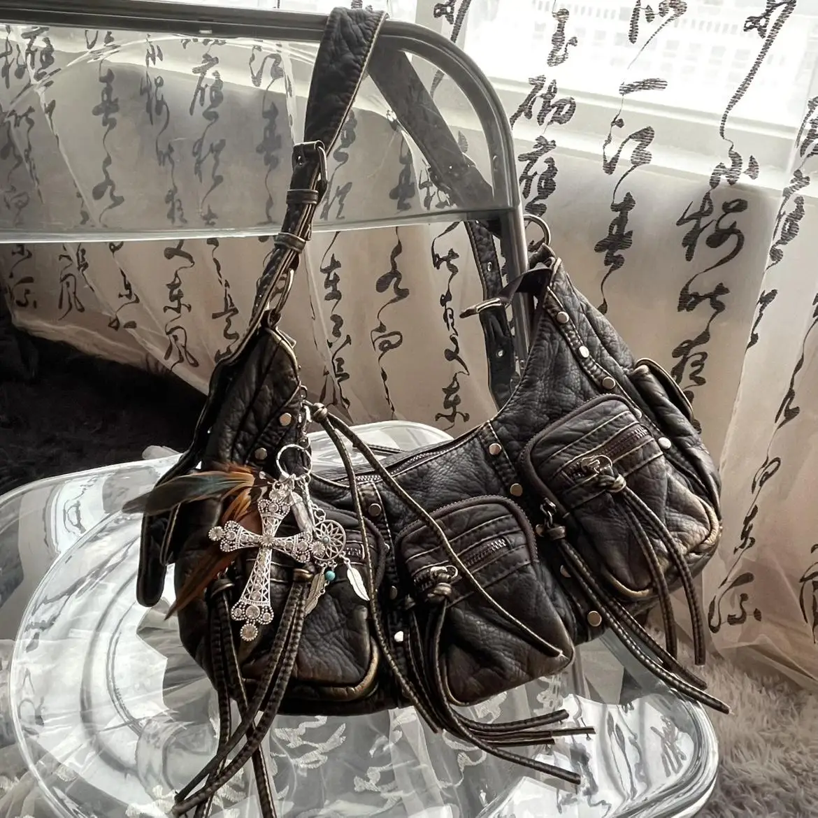 Vintage Locomotive Spice Girl Large Capacity Rivet Shoulder Bag Premium Texture Multi-Pocket Crossbody Bag Women
Vintage Locomotive Spice Girl Large Capacity Rivet Shoulder Bag Premium Texture Multi-Pocket Crossbody Bag Women