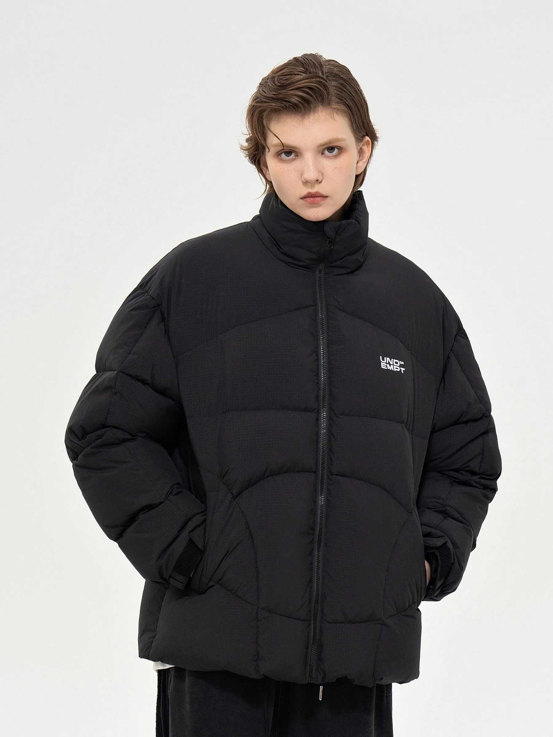 UNDEMPT 23AW Зимняя свободная куртка для пар с вышивкой, воротником-стойкой и утеплителем из плотного хлопка.
UNDEMPT 23AW Зимняя свободная куртка для пар с вышивкой, воротником-стойкой и утеплителем из плотного хлопка.