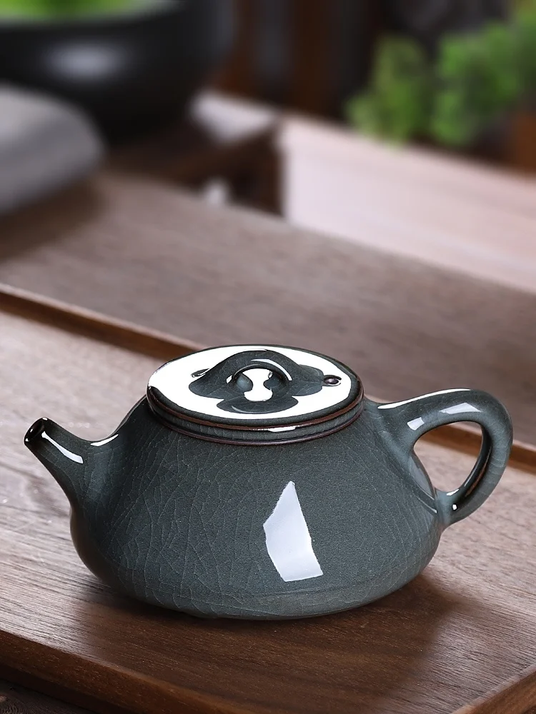 Handmade Blue Porcelain Tea Pot Gongfu Tea Brewing Ceramic Stove Pipe Filter Ice Crack Pattern Ceramics Traditional Chinese S...
Handmade Blue Porcelain Tea Pot Gongfu Tea Brewing Ceramic Stove Pipe Filter Ice Crack Pattern Ceramics Traditional Chinese S...