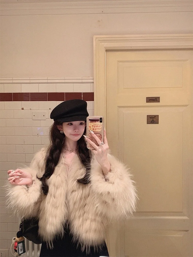 Пальто-накидка Battle Suit с V-образным вырезом из натурального меха кролика, корейский стиль, бренд Golden Musoom, женская премиум-коллекция, осенняя коллекция
Пальто-накидка Battle Suit с V-образным вырезом из натурального меха кролика, корейский стиль, бренд Golden Musoom, женская премиум-коллекция, осенняя коллекция