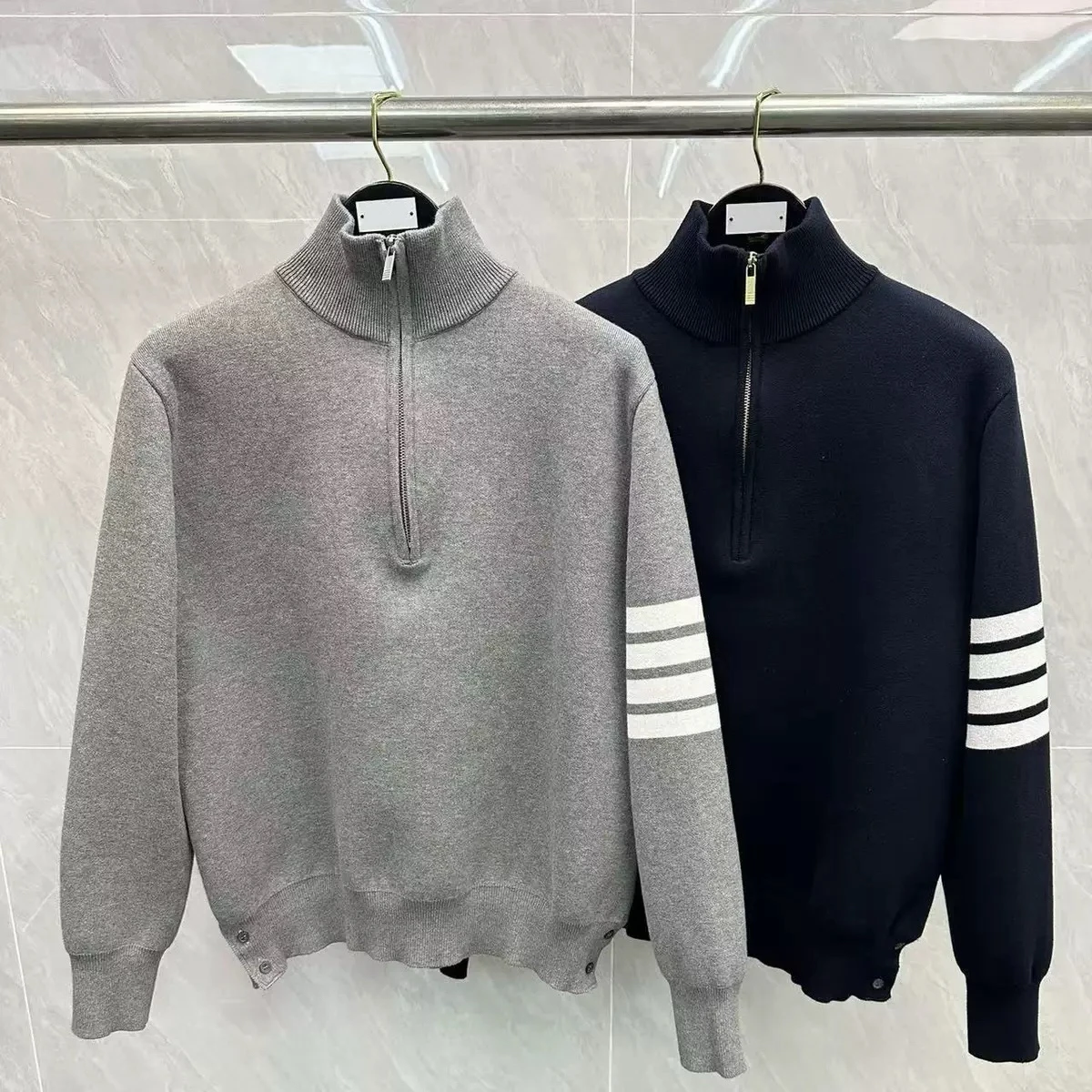 Классический мужской вязаный хлопковый топ с высоким воротником на молнии, в полоску, с четырьмя полосками, универсальный базовый стиль, новинка осени
Классический мужской вязаный хлопковый топ с высоким воротником на молнии, в полоску, с четырьмя полосками, универсальный базовый стиль, новинка осени