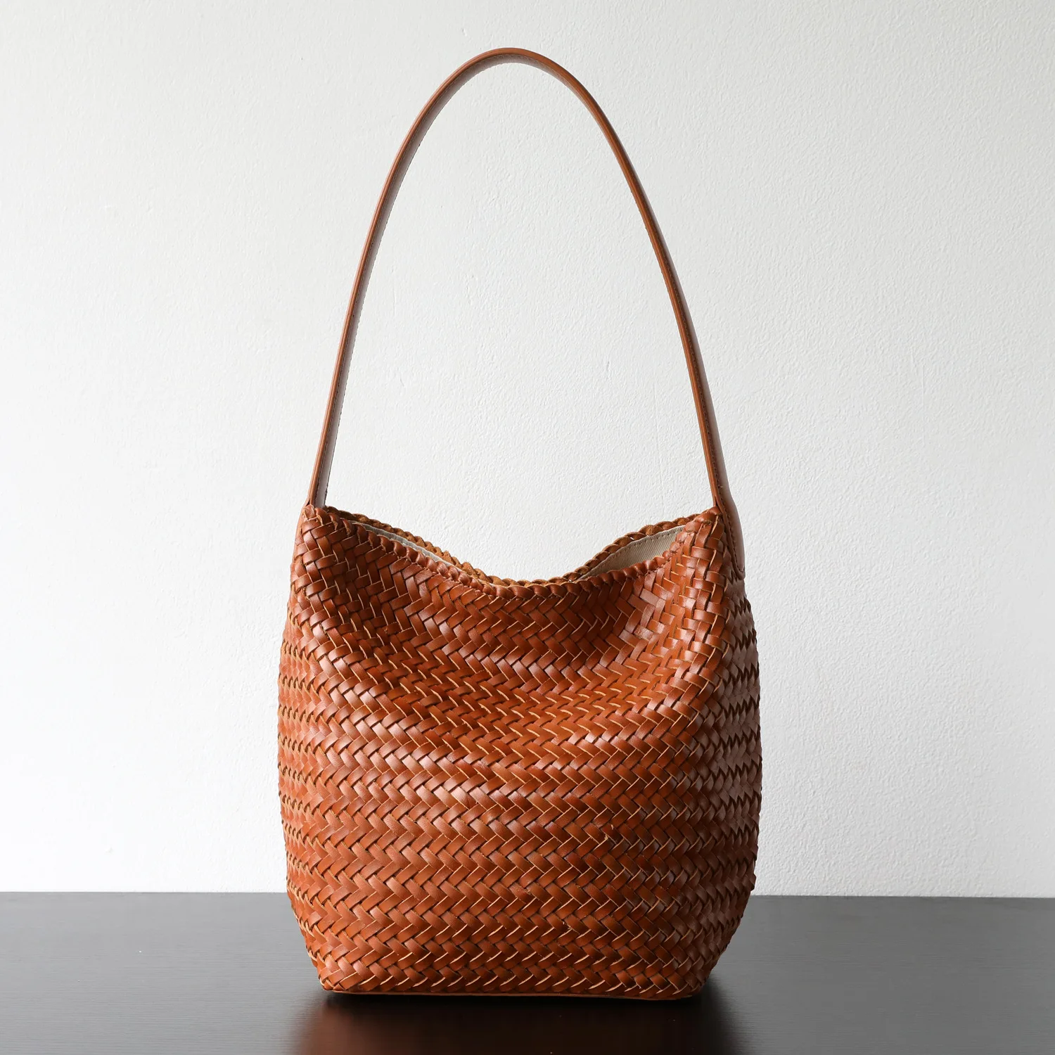 Genuine leather French hand-woven bucket bag 2025 new niche design first layer cowhide women's vintage one-shoulder tote bag 
Genuine leather French hand-woven bucket bag 2025 new niche design first layer cowhide women's vintage one-shoulder tote bag