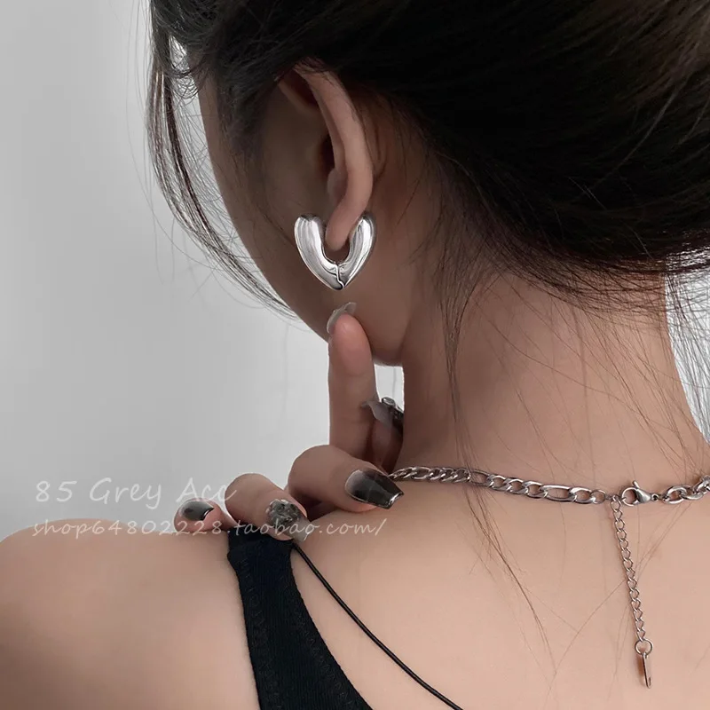 Hollow Love Earrings Women's Accessories Simple Cold Style Geometric Silver Needle Earrings Internet Celebrity Wedding Gift
Hollow Love Earrings Women's Accessories Simple Cold Style Geometric Silver Needle Earrings Internet Celebrity Wedding Gift
