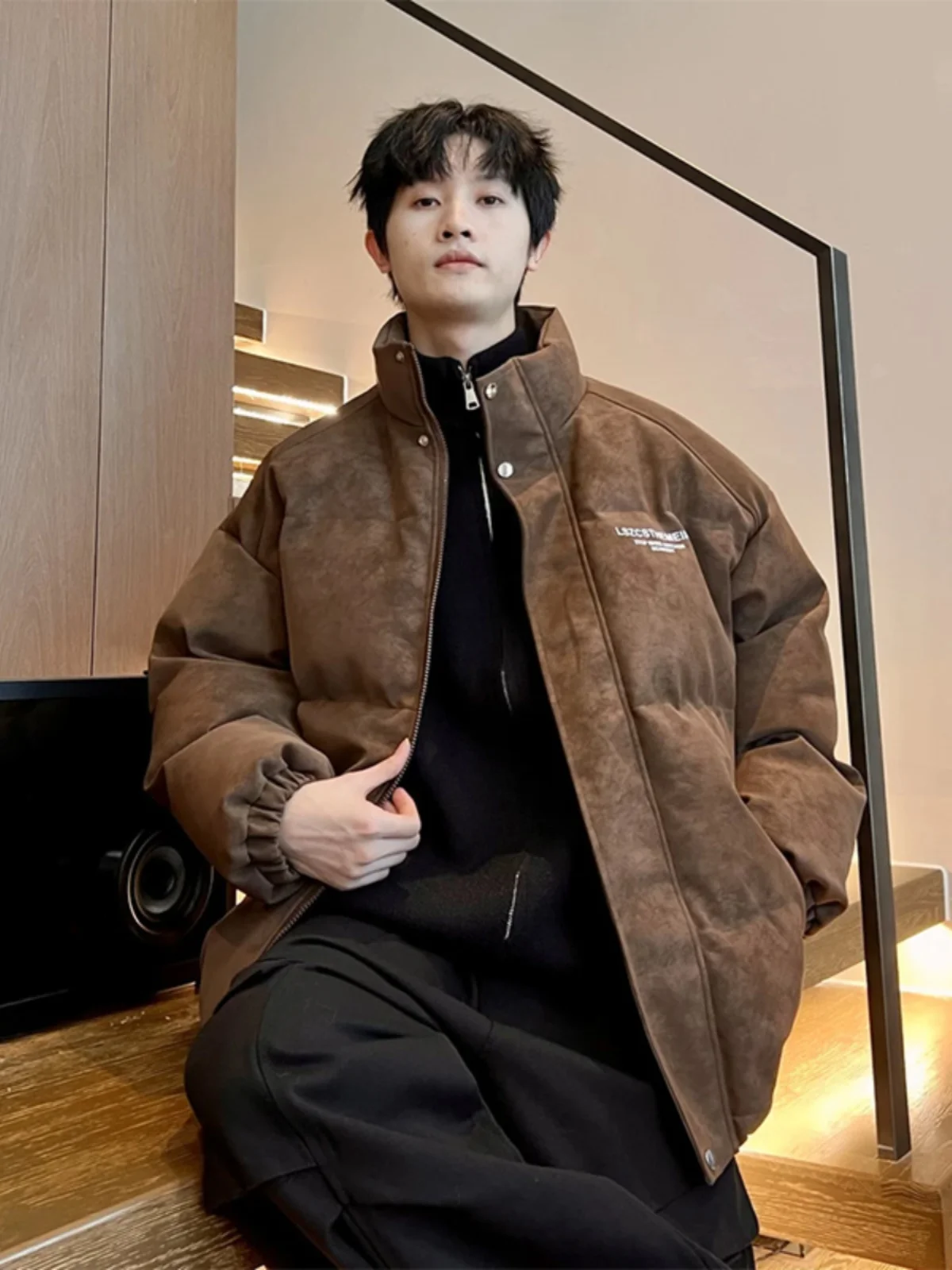 Утепленная мужская куртка-пуховик от модного бренда: зимнее теплое пальто с воротником-стойкой из искусственной кожи и хлопковой подкладкой
Утепленная мужская куртка-пуховик от модного бренда: зимнее теплое пальто с воротником-стойкой из искусственной кожи и хлопковой подкладкой