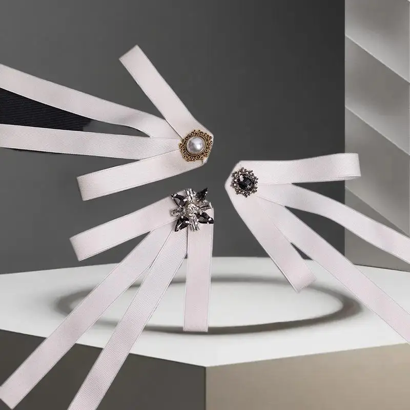 Изысканный галстук с узлом-бабочкой; Элегантный галстук-бабочка с бриллиантами в студенческом стиле
Изысканный галстук с узлом-бабочкой; Элегантный галстук-бабочка с бриллиантами в студенческом стиле