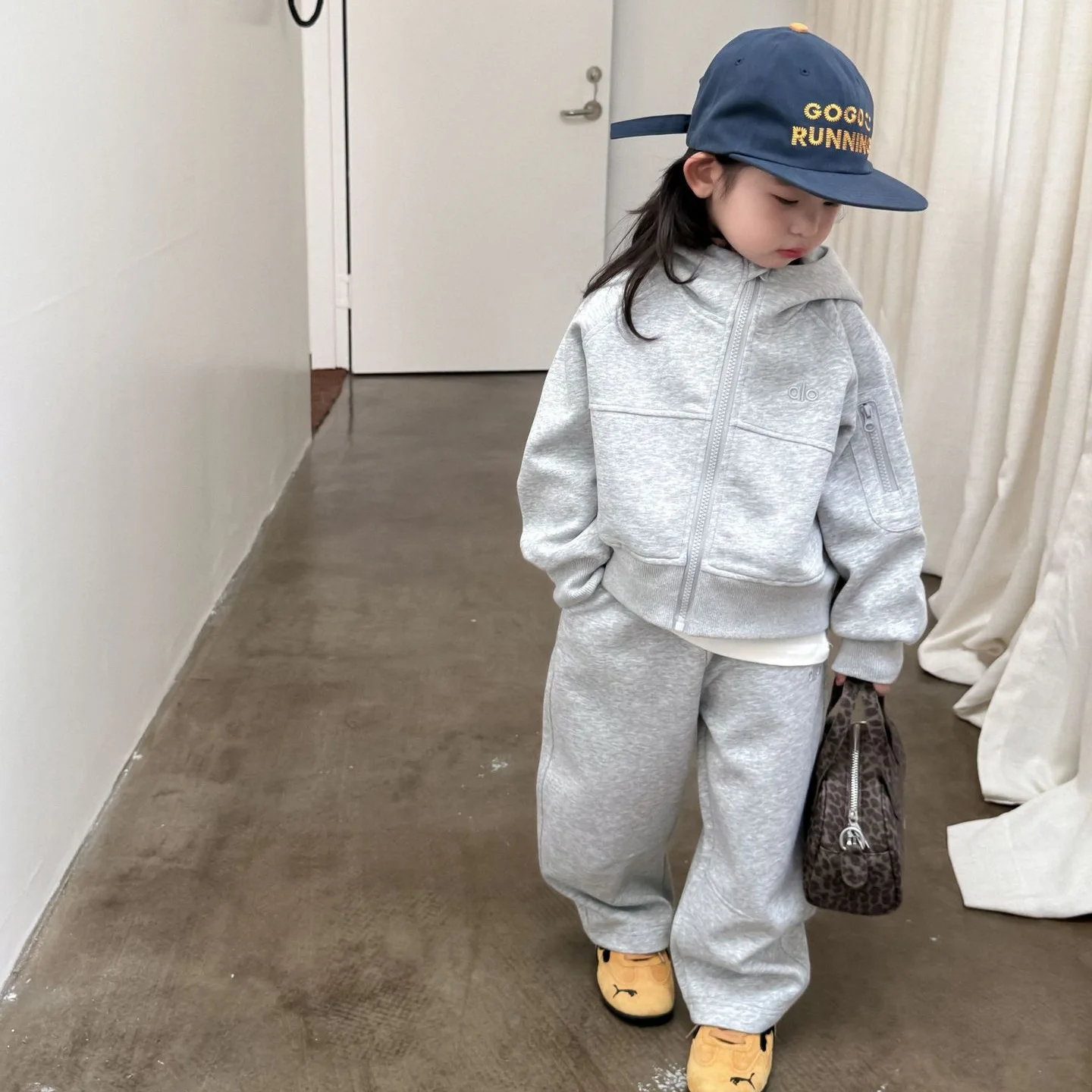 Girls Set 2025 Autumn New Korean Version Casual Hooded Cardigan Sweatshirt and Sweatpants Two-piece Set Daily Wear
Girls Set 2025 Autumn New Korean Version Casual Hooded Cardigan Sweatshirt and Sweatpants Two-piece Set Daily Wear