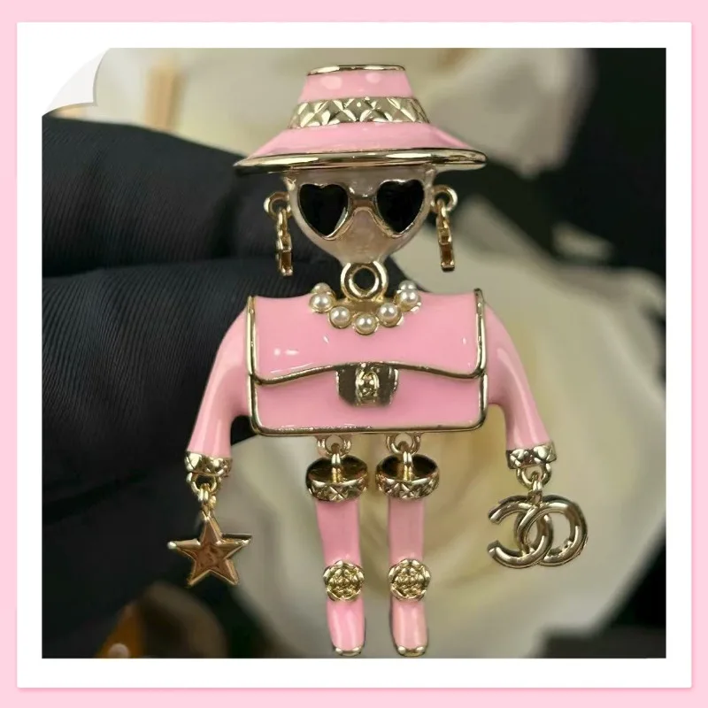 Высококачественная брошь Xiaoxiang Pink Character с мультяшным персонажем в розовых эмалевых очках
Высококачественная брошь Xiaoxiang Pink Character с мультяшным персонажем в розовых эмалевых очках