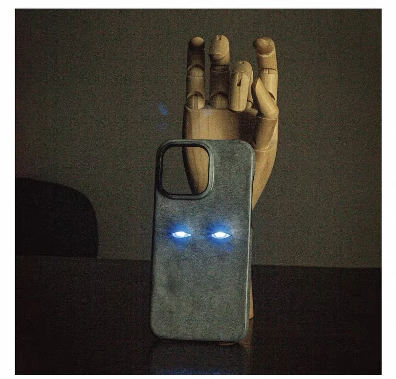 Luminous eyes phone case, suitable for iPhone. Leather retro style, purely handmade creative and personalized phone case
Luminous eyes phone case, suitable for iPhone. Leather retro style, purely handmade creative and personalized phone case