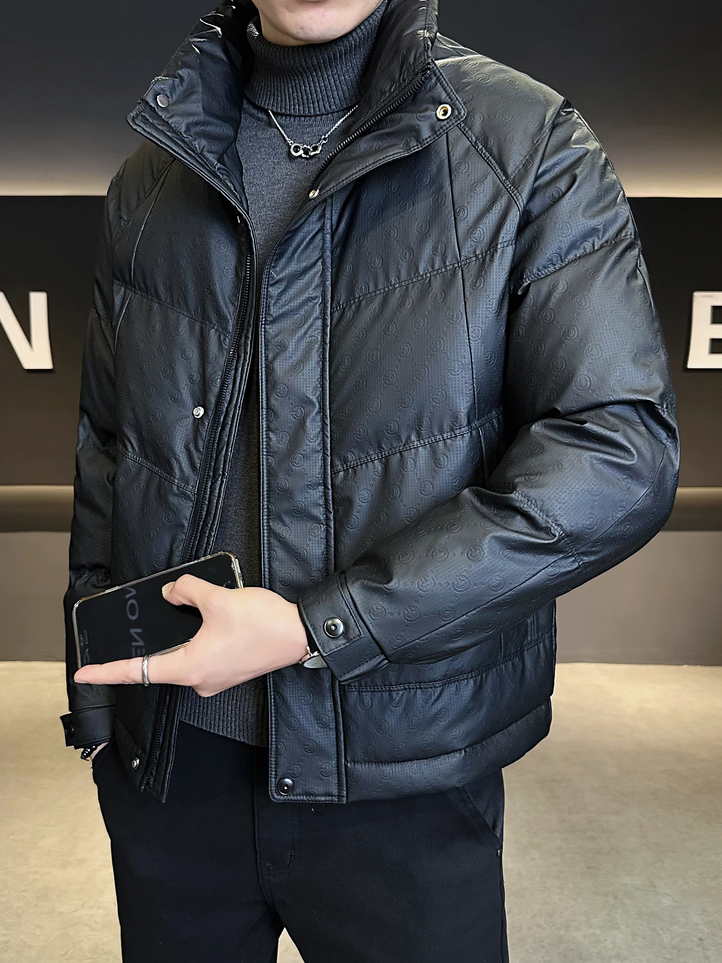 Мужская кожаная зимняя куртка-пуховик с утеплителем, легкая, с воротником-стойкой, модная, повседневная, городская, водонепроницаемая
Мужская кожаная зимняя куртка-пуховик с утеплителем, легкая, с воротником-стойкой, модная, повседневная, городская, водонепроницаемая