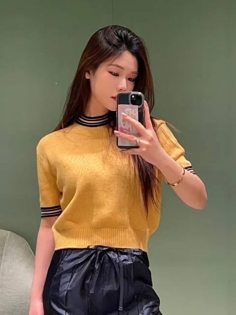 Spring 2026 Women's Casual Style Knitted Short Sleeve Top Color Block Matching Slimming Versatile Knitwear by Nan You
Spring 2026 Women's Casual Style Knitted Short Sleeve Top Color Block Matching Slimming Versatile Knitwear by Nan You