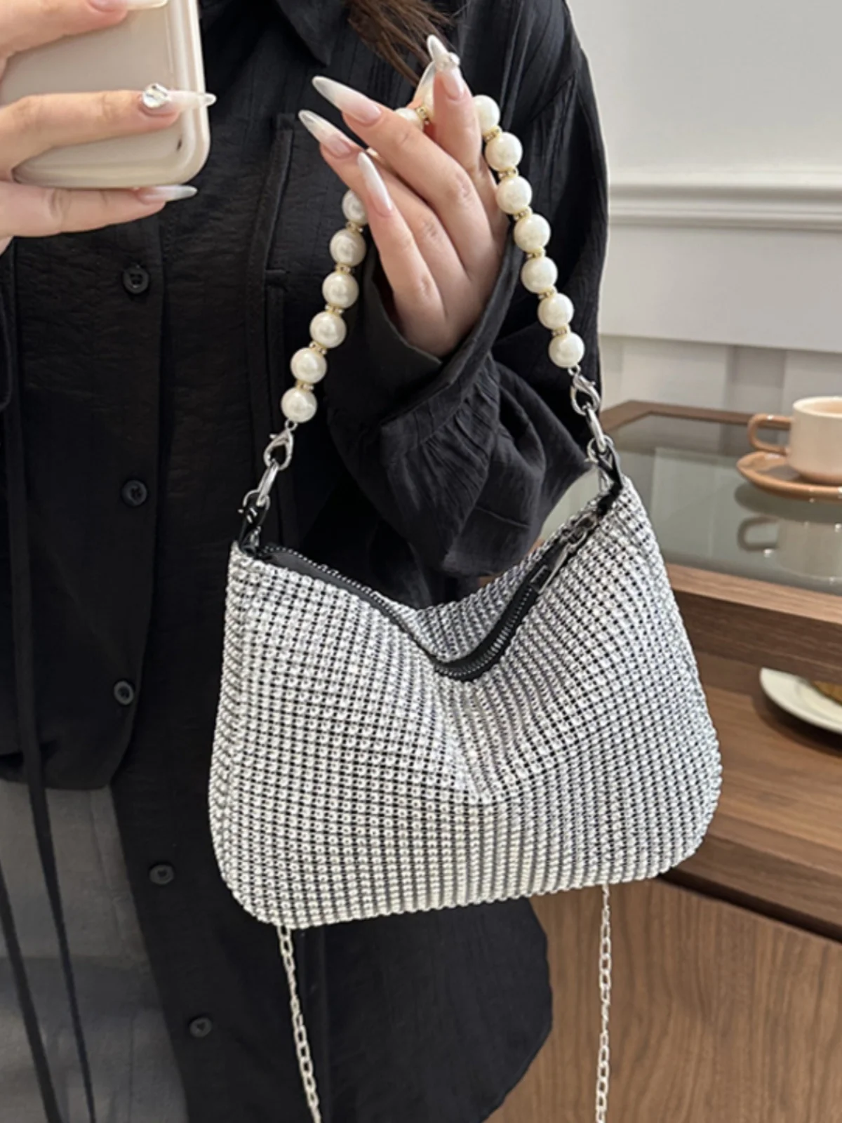 iny Sequin Women's Bag 2024 New Sle Quali Crossbody Small Bag Pearl Chain Dumpling Bag Soft Cotton Liner Zipper Closure
iny Sequin Women's Bag 2024 New Sle Quali Crossbody Small Bag Pearl Chain Dumpling Bag Soft Cotton Liner Zipper Closure