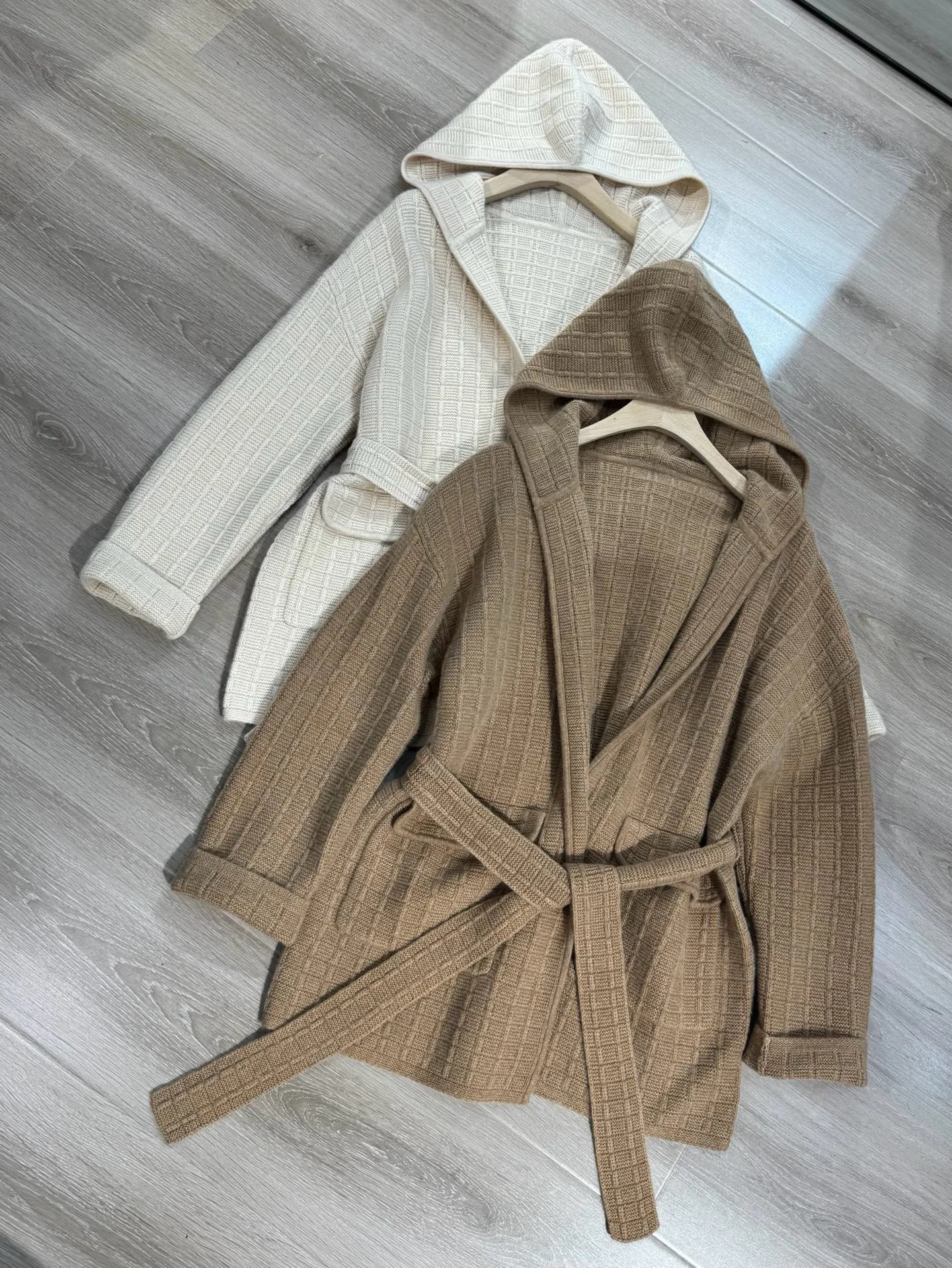 Women's Autumn and Winter New Long-sleeved Hooded Cardigan Lace-up Loose Midi Cashmere Jacket
Women's Autumn and Winter New Long-sleeved Hooded Cardigan Lace-up Loose Midi Cashmere Jacket