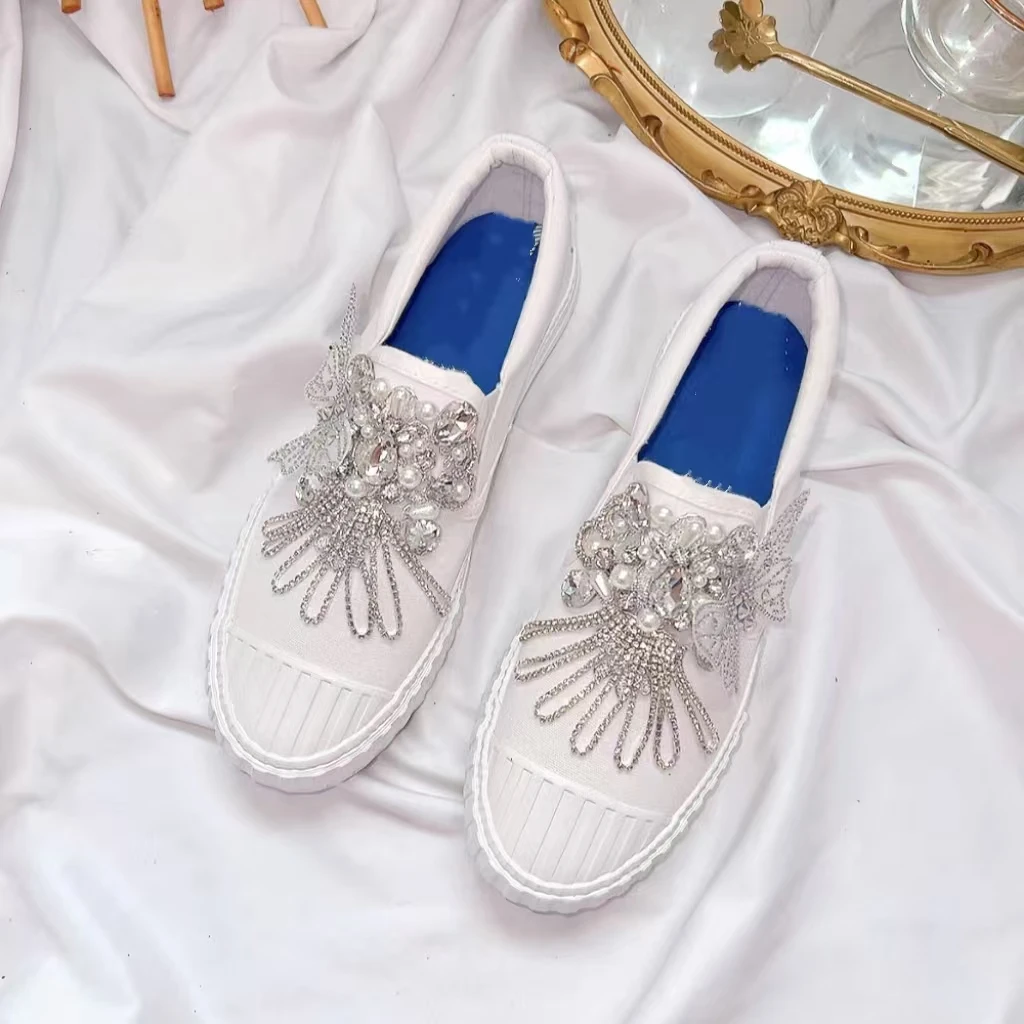 Роскошные парусиновые туфли с жемчугом и стразами и цепочкой, белые удобные спортивные женские туфли с низким берцем для отдыха, размеры 35-39 
Роскошные парусиновые туфли с жемчугом и стразами и цепочкой, белые удобные спортивные женские туфли с низким берцем для отдыха, размеры 35-39