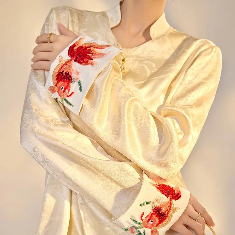 Heavy industry style new Chinese button-down fashion design touching silk embroidery shirt
Heavy industry style new Chinese button-down fashion design touching silk embroidery shirt