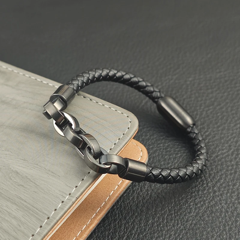 Classic Leather Bracelet Chain Shape Men's Fashionable Stainless Steel Buckle, Suitable for Handsome Boy's Birthday Jewelry Gift
Classic Leather Bracelet Chain Shape Men's Fashionable Stainless Steel Buckle, Suitable for Handsome Boy's Birthday Jewelry Gift