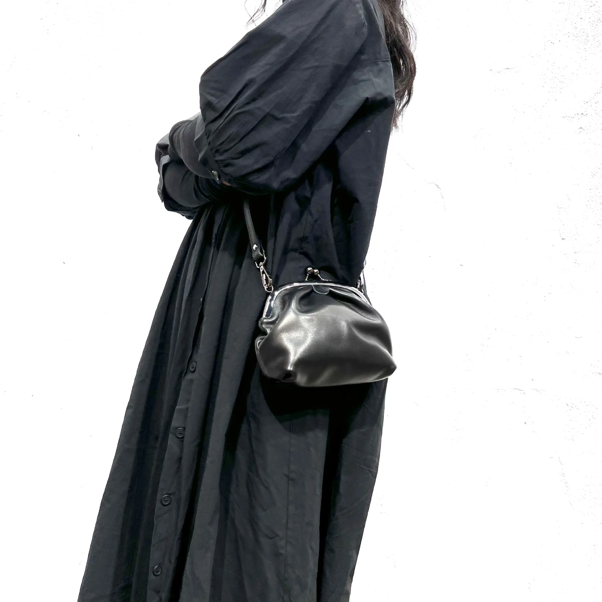 Handmade Top Layer Cowhide Leather Gold Mouth Bag Single oulder Bag Crossbody Bag Women's Bag Faionable Daily Accory
Handmade Top Layer Cowhide Leather Gold Mouth Bag Single oulder Bag Crossbody Bag Women's Bag Faionable Daily Accory