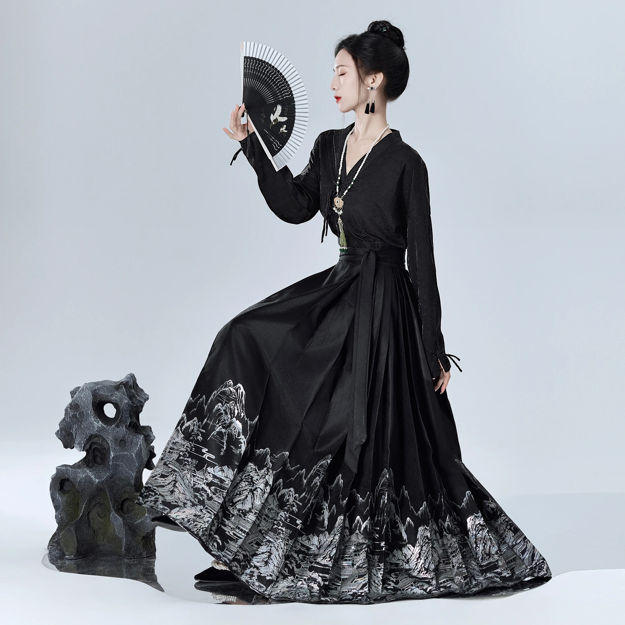 New Chinese Style Hanfu Long Sleeve Collar Half Skirt with Gold Weaving Floral Design Daily Slimming National Style Skirt
New Chinese Style Hanfu Long Sleeve Collar Half Skirt with Gold Weaving Floral Design Daily Slimming National Style Skirt