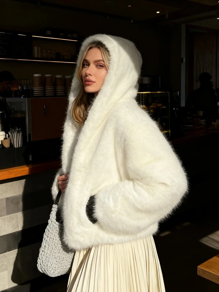 Elegant Hooded Plush Short Coat Women Vintage Chic Faux Fur Single Breasted White Coats Female Winter Classic Street Outerwear
Elegant Hooded Plush Short Coat Women Vintage Chic Faux Fur Single Breasted White Coats Female Winter Classic Street Outerwear